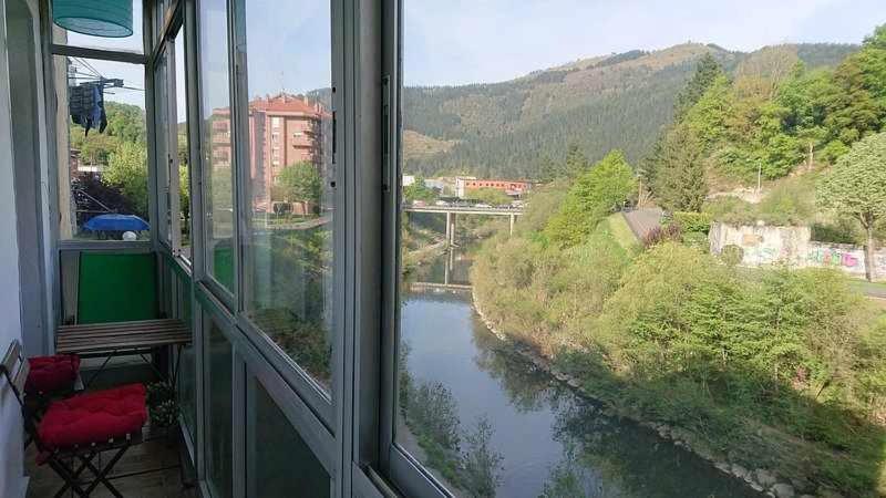 Piso Rio Nervion 15 Minutos Bilbao Apartment Ugao-Miraballes Exterior photo